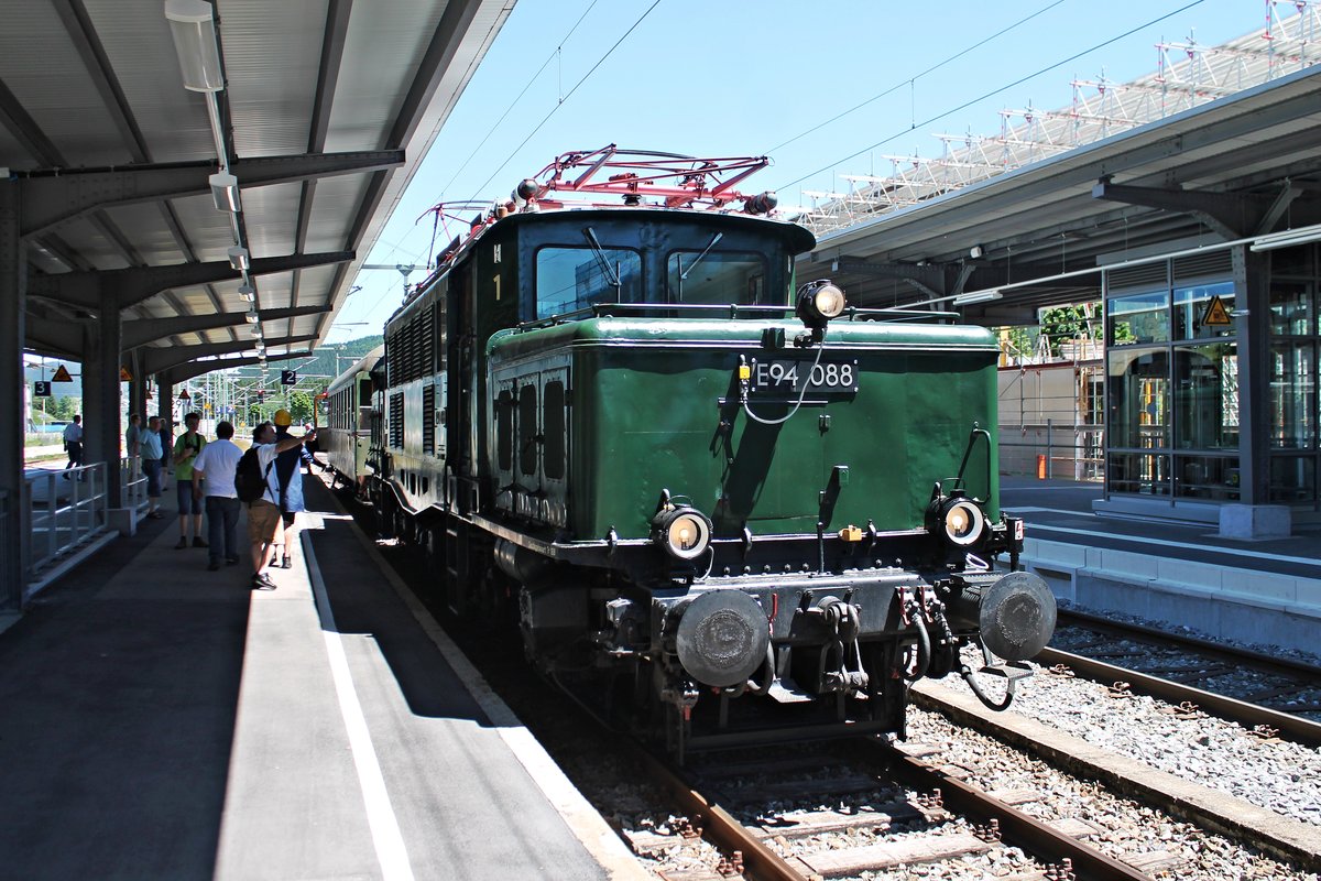 Am Mittag des 29.06.2019 stand EZW E94 088 mit ihrem privaten Sonderzug (Seebrugg - Neustadt (Schwarzw.) - Freiburg (Brsg) Hbf) im Bahnhof von Titisee und wartete darauf ans andere Ende ihres SOnderzuges zu setzten, um nach Neustadt (Schwarzw.) zu fahren.