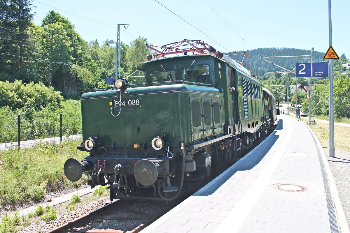 Am Mittag des 29.06.2019 steht EZW E94 088 mit ihrem privaten Sonderzug (Seebrugg - Neustadt (Schwarzw.) - Freiburg (Brsg) Hbf) im höchsten Bahnhof der DB, nämlich auf Gleis 2 in Feldberg Bärental, und wartete hier auf die Zugkreuzung mit der RegionalBahn nach Seebrugg ab, bevor es dann weiter in Richtung Titisee ging.