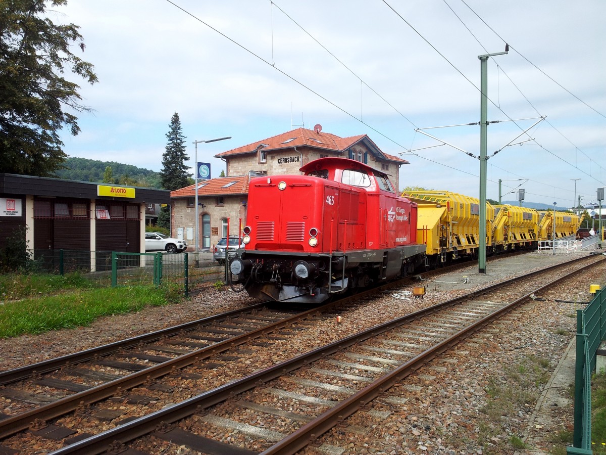 Am Mittag des 30.09.2013 konnte ein Bauzug gezogen von AVG 465 bei der Ausfahrt aus dem Bahnhof Gernsbach festgehalten werden. Wenige Sekunden zuvor hatte er den Eilzug E 85195 im Bahnhof gekreuzt. Den nchsten Gegenzug in Form von S 85077 traf er in Hilpertsau. (Handybild)