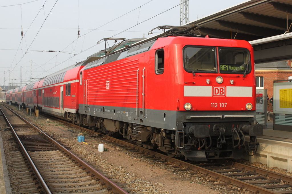 Am Mittag des 30.10.2015 wurde zur groen Freude des Fotografen der RE 4310 von Rostock Hbf nach Hamburg Hbf mit 112 107-8 bespannt.