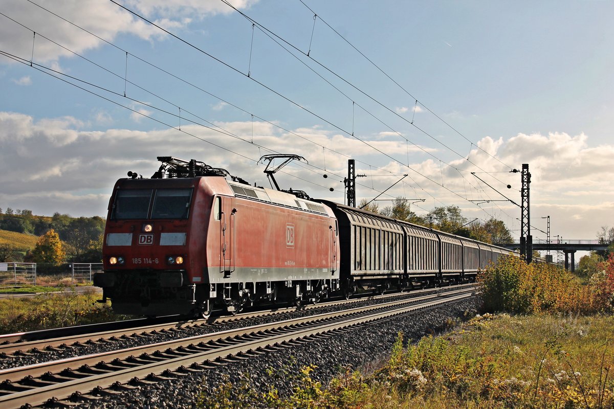 Am Mittag des 30.10.2017 fuhr 185 114-6 mit einem vollen  Redbull -Zug (Bludenz - Bremerhaven) bei Buggingen durchs Rheintal in Richtung Bad Krozingen.