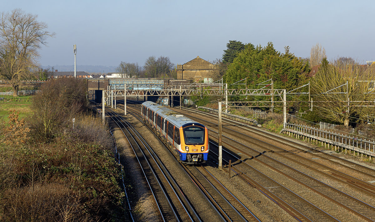 Am Mittag des 30.12.2019 fuhr mir 710 269 zwischen Kenton und South Kenton vor die Linse. Die neuen Fahrzeuge des Typs Bombardier Aventra sind seit Mitte 2019 im Netz der London Overground unterwegs.