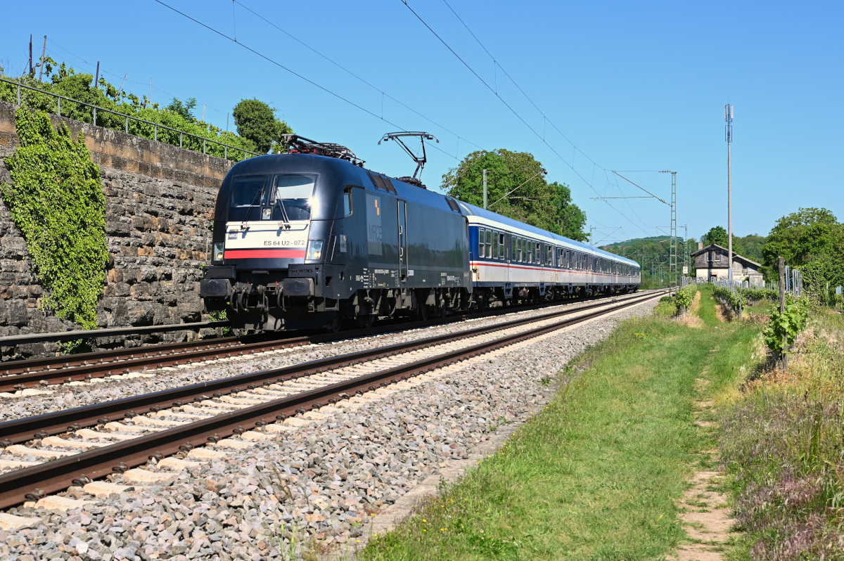 Am Mittag des 31.05.2021 zieht 182 572 ihre TRI Ersatzzug nördlich von Lauffen in Richtung Stuttgart.