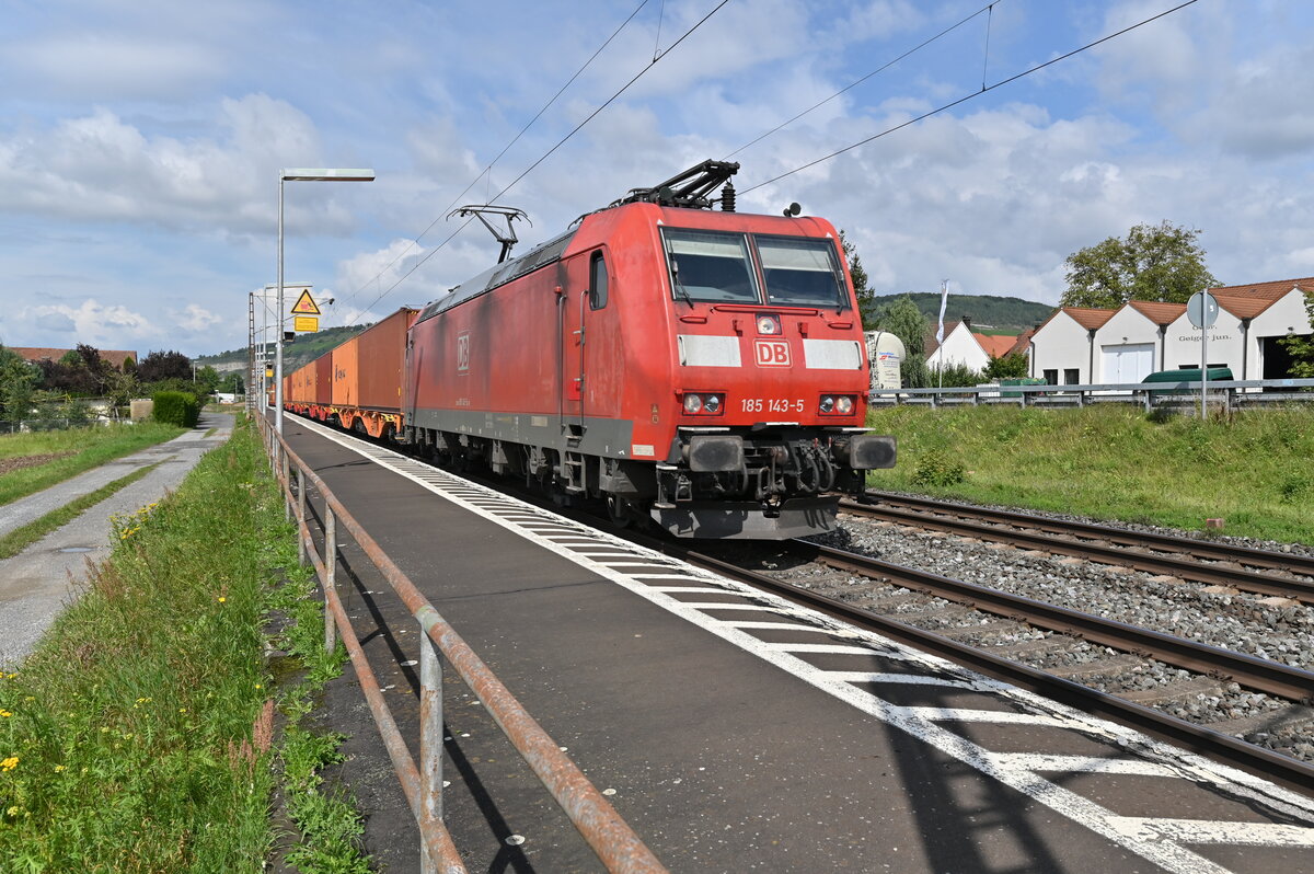 Am Mittag des 31.8.2021 kommt die DBC 185 143-5 mit einem Containerzug durch Thüngersheim gen Veitshöchheim gefahren.