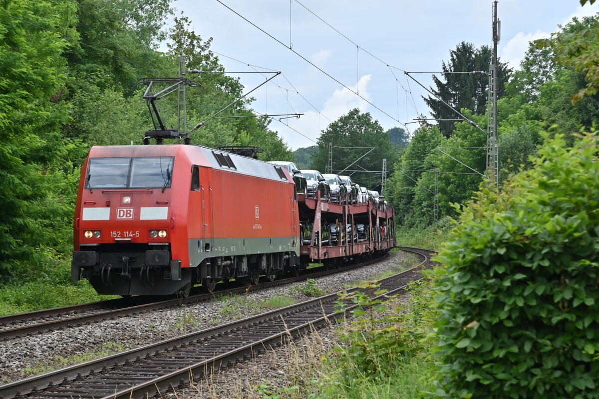 Am Mittag des heutigen Dienstag kommt die 152 114 mit dem Audizug aus Bad Friedrichshall Hbf durch Neckargerach gen Heidelberg.  22.6.2021