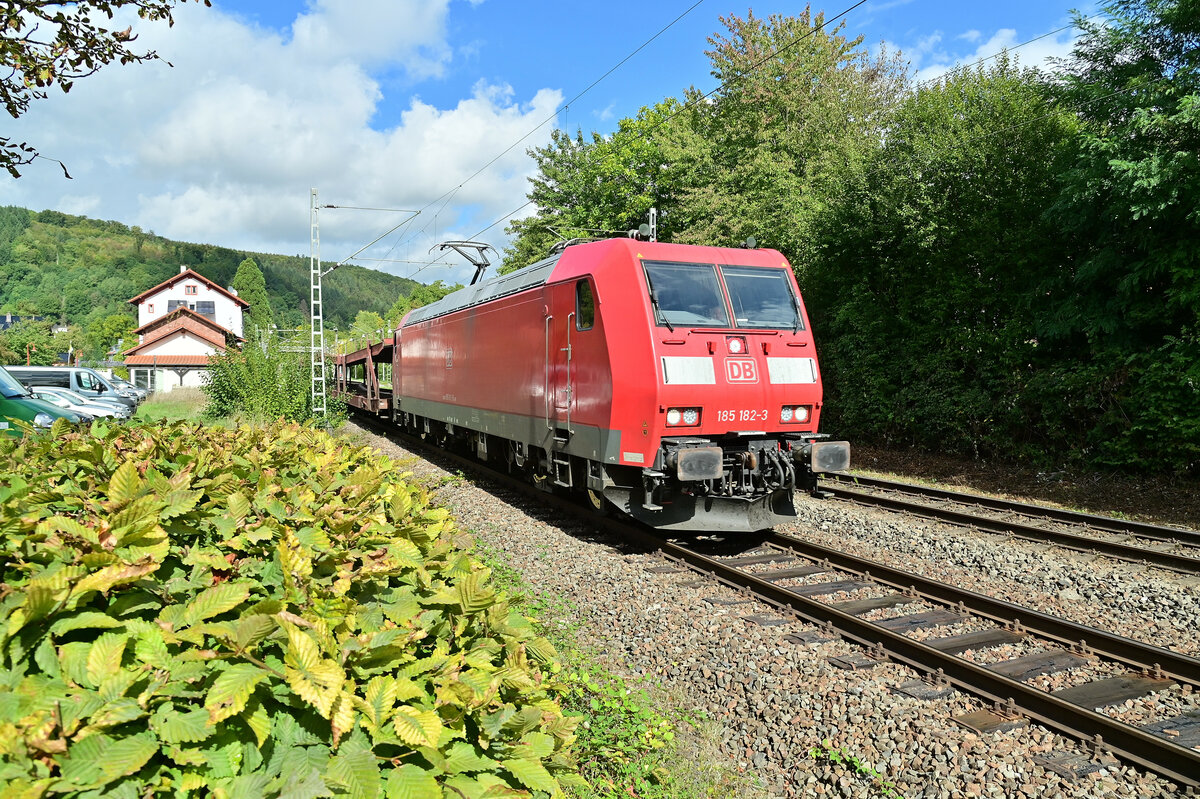 Am Mittwochmittag kam dann mit leeren Autotransportwagen die 185 182-3 durch Neckargerach gefahren, Ziel der Reise dürfte wohl Bad Friedrichshall Hbf gewesen sein.28.9.2022