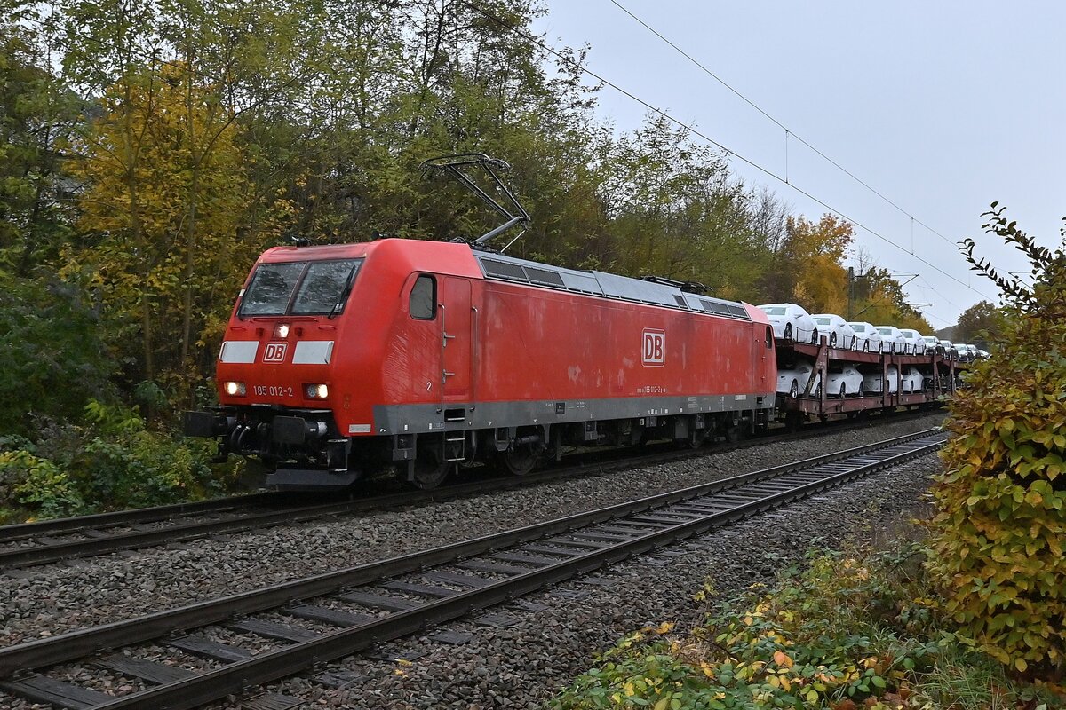 Am Mittwochmittag kommt die 185 012-2 mit dem Audizug durch Neckargerach gen Heidelberg gefahren. 3.11.2021