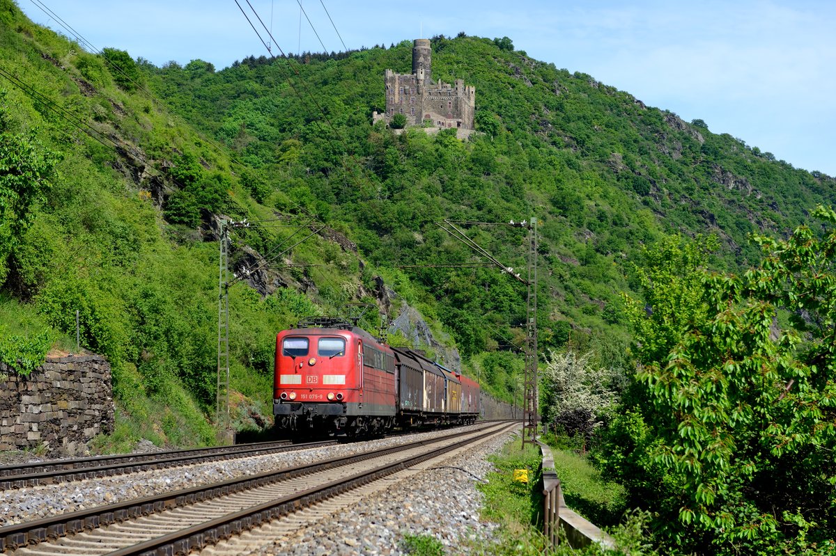 Am Montag, den 11. Mai 2015 war der GA 47564 von Heilbronn Gbf nach Ruisbroek von der Länge her modellbahntauglich, so dass 151 075 bei der Fahrt durch Rheintal leichtes Spiel hatte. Die Aufnahme entstand bei Wellmich beim bekannten Blick auf Burg Maus.