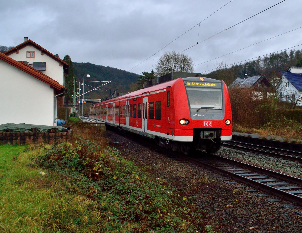 Am Montag den 23.12.2013 verlsst der 425 718-4 nach kurzem Halt den Bahnhof Neckargerach in Richtung Binau. Als S2 ist er seine Zielbahnhof Mosbach Baden nicht mehr fern. 