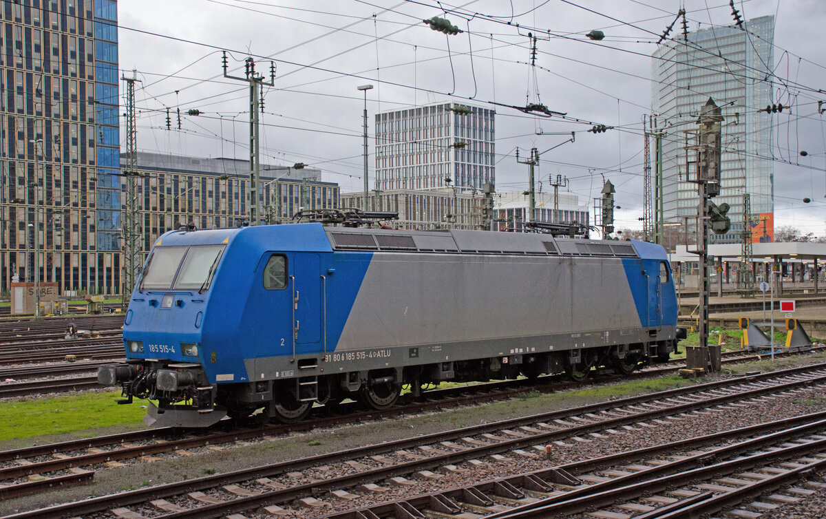 Am Montag den 26.12.2022 um 09:16 Uhr steht in Mannheim Hbf auf Gleis 102 eine abgestellte 185er. Sie ist für Deutschland und Österreich zugelassen. Es handelt sich um die 91 80 6 185 515-4 D-ATLU. Es handelt sich hier um eine Lok von Alpha Trains. Traxx BR 185 von Bombardier/Alstom. 