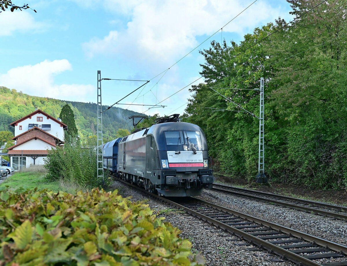 Am Montag den 3.10.2022 kommt die NIAG 182 561 mit einem vollen Kohlenzug gen Heilbronn durch Neckargerach.