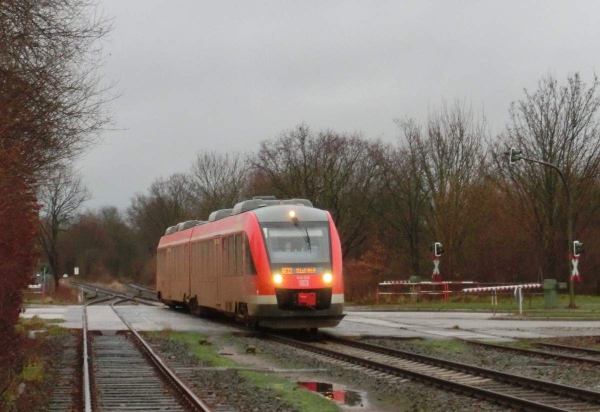 Am Montag, dem 22.12.2014, fährt 648 458 als RE 21925 (Flensburg - Kiel Hbf) auf der Linie RE 72 um 15.06 Uhr in den Bahnhof Suchsdorf an der KBS 146 (Kiel - Flensburg) ein. Das Bild wurde vom öffentlichen Bahnsteigzugang des Bahnhofs Suchsdorf aus aufgenommen.