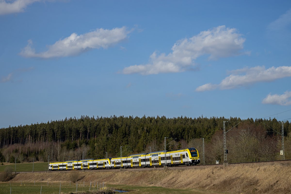 am Montag des 16.03.2020 fuhr 1462 001 mit 1462 004 auf dem weg nach Villigen im Schwarzwald. Das ganze war eine Überführung von Freiburg Gbf aus. Am 17.03.2020 wird die Zweite Dotra nach Villigen fahren.

Das Bild entstand bei St. Georgen