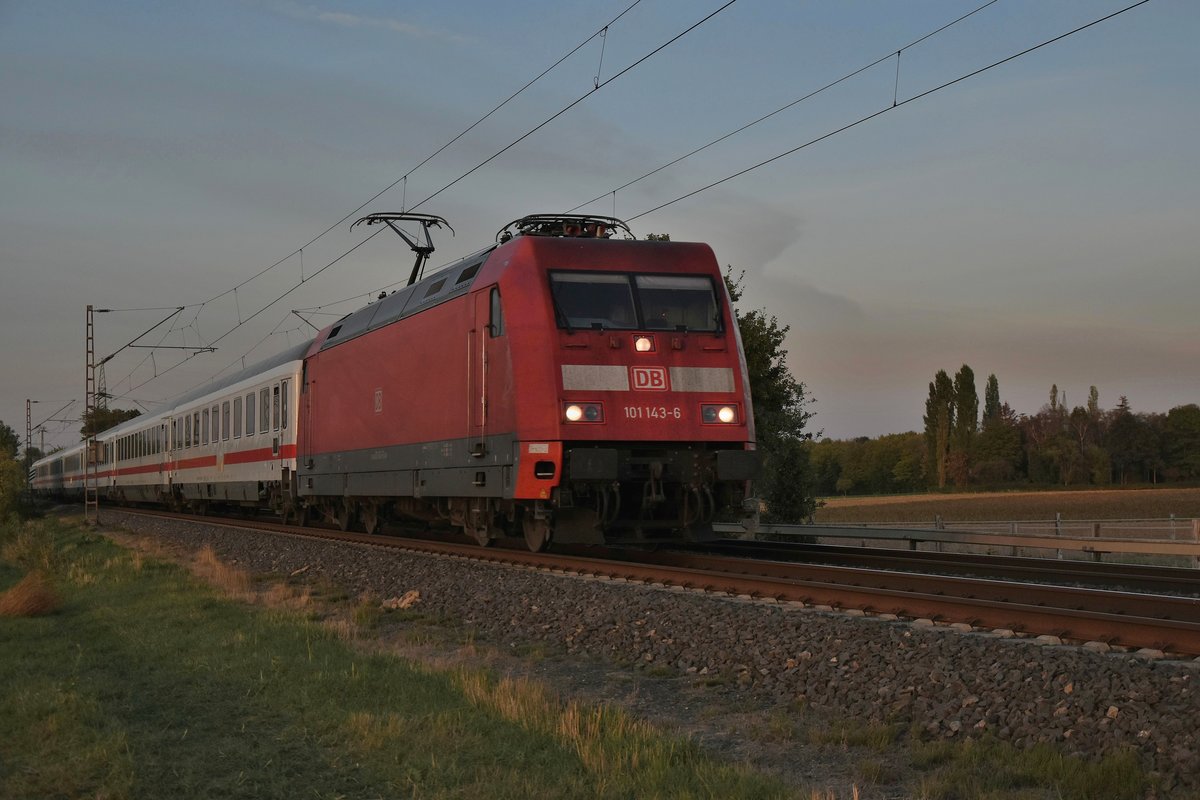 Am Montagabend kam die 101 143-6 mit dem IC 2223 und einigen Minuten Plus vor mein Objektiv gefahren auf ihrem Weg nach Aachen, hier ist sie unweit von Wickrathhahn. 17.9.2018