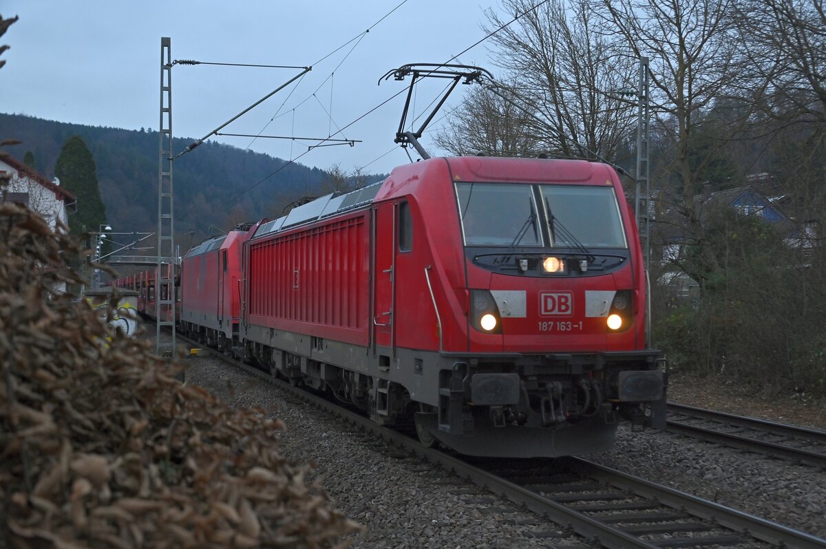 Am Montagabend kommt 187 163-1 mit der kalten 185 386 und dem Leerzug fürs Audi-Werk in Neckarsulm durch Neckargerach fahrend nach Bad Friedrichshall Hbf unterwegs. 13.12.2021