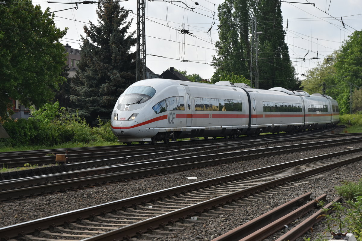 Am Morgen den 1. Mai 2018 kommt der ICE 4601 auf seinem Weg nach Amsterdam Centraal aus Odenkirchen kommend in Rheydt Hbf durchgefahren. Sein nchster Halt ist Mnchengladbach Hbf.