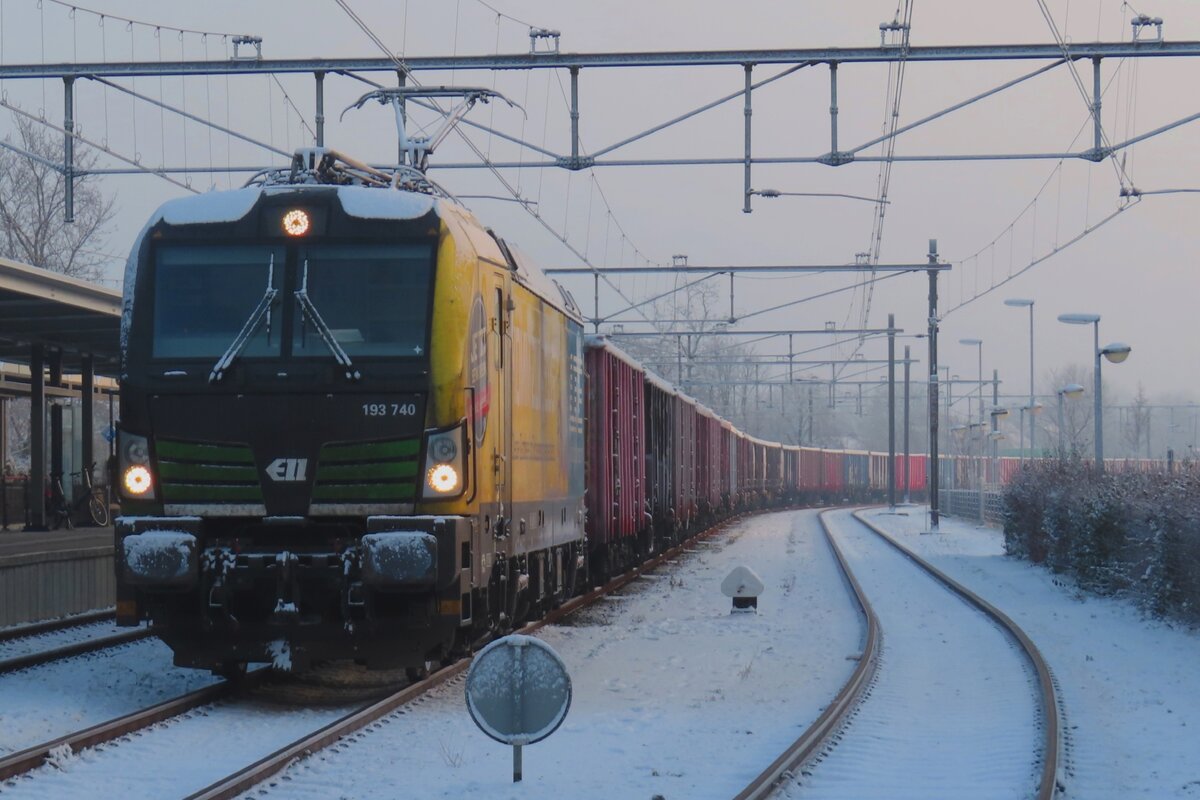 Am Morgen von 19 Jänner 2024 wird LTE 193 740 mit offener Güterwagen bereitgestellt in Oss. Der Lokführer ist jedoch eine Tasse Kaffee hohlen und gibt der Fotograf ausrecihend Zeit, dieser Zug vom offenbarer Stelle mit etwas zooming aufs Chip zu retten.