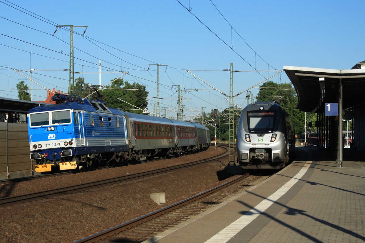 Am Morgen des 01. Juli 2015 wurde 371 015  Vaclav  mit dem CNL459 Zürich - Prag bei der Durchfahrt durch den Bahnhof Wurzen abgelichtet. Am Hausbahnsteig steht 1 442 107 als 37107 nach Leipzig-Grünau.