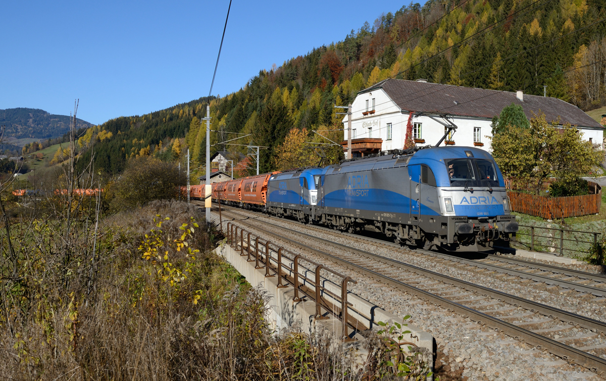 Am Morgen des 01. Novembers 2015 waren die 1216 921 sowie die 1216 922 mit dem LTE 48268 die Semmering-Südrampe bergwärts unterwegs, und wurden von mir in Mürzzuschlag fotografiert.