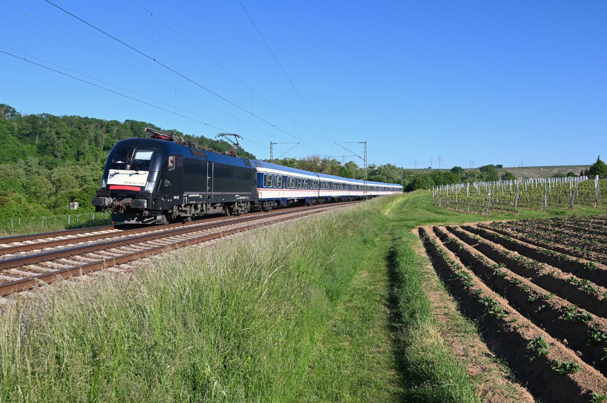 Am Morgen des 01.06.2021 zieht 182 526 ihren TRI Ersatzzug südlich von Lauffen in Richtung Stuttgart.