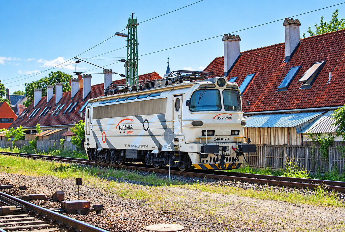 Am Morgen des 01.08.2026 pausierte die Budamar Group 240 017-4 (SK-BTS 91 56 6 240 017-4) im Bahnhof Si�fok. Standort ist der Bahn�bergang.