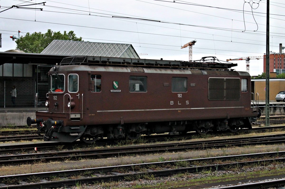 Am Morgen des 02.05.2014 stand Re 425 182  Kandergrund  von BLS Cargo auf einem angemieteten Abstellgleis in Basel Bad Bf und wartet auf ihren nächsten Einsatz.