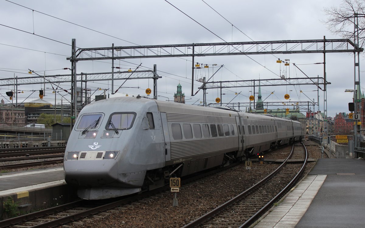 Am Morgen des 02.05.2018 erreicht Snabbtåg 510 vom Linköping C seinen Zielbahnhof Stockholm C am Gleis 18.