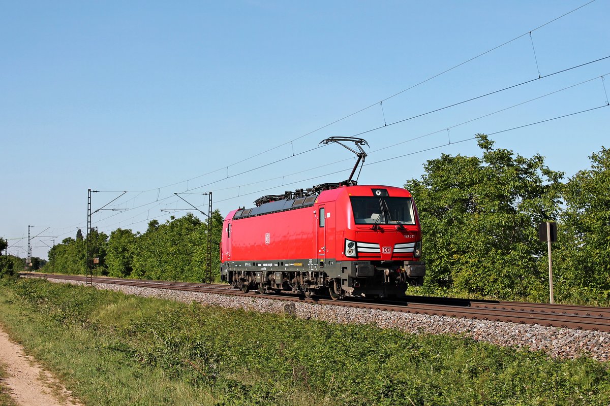 Am Morgen des 02.06.2020 fuhr 193 311 als Lokzug T 64480 (Basel Bad Rbf - Mannheim Rbf) nördlich von Müllheim (Baden) an Hügelheim über die KBS 702 in Richtung Buggingen vorbei.