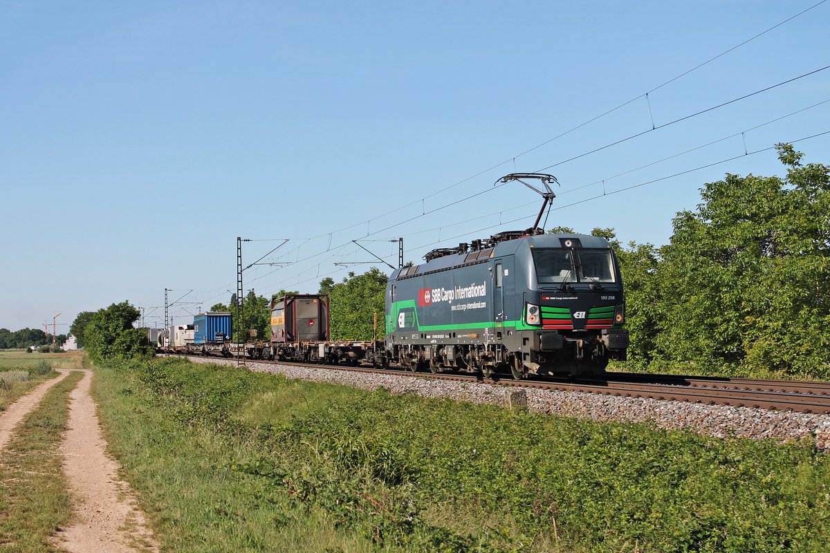 Am Morgen des 02.06.2020 fuhr ELL/SBBCI 193 258  SBB Cargo International  mit einem schwach ausgelasteten Containerzug über die Rheintalbahn an der Gemeinde Hügelheim in Richtung Freiburg (Breisgau) fuhr.