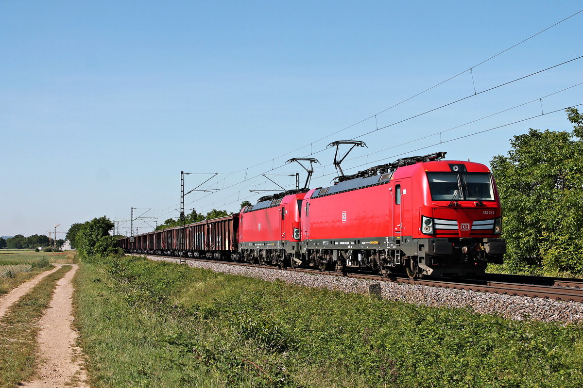 Am Morgen des 02.06.2020 fuhr 193 341 zusammen mit der 193 322 und dem GB 48604 (Reggio Emilia - Limburg (Lahn)) nördlich von Müllheim (Baden) an der Gemeinde Hügelheim über die Rheintalbahn in Richtung Freiburg (Breisgau) vorbei.