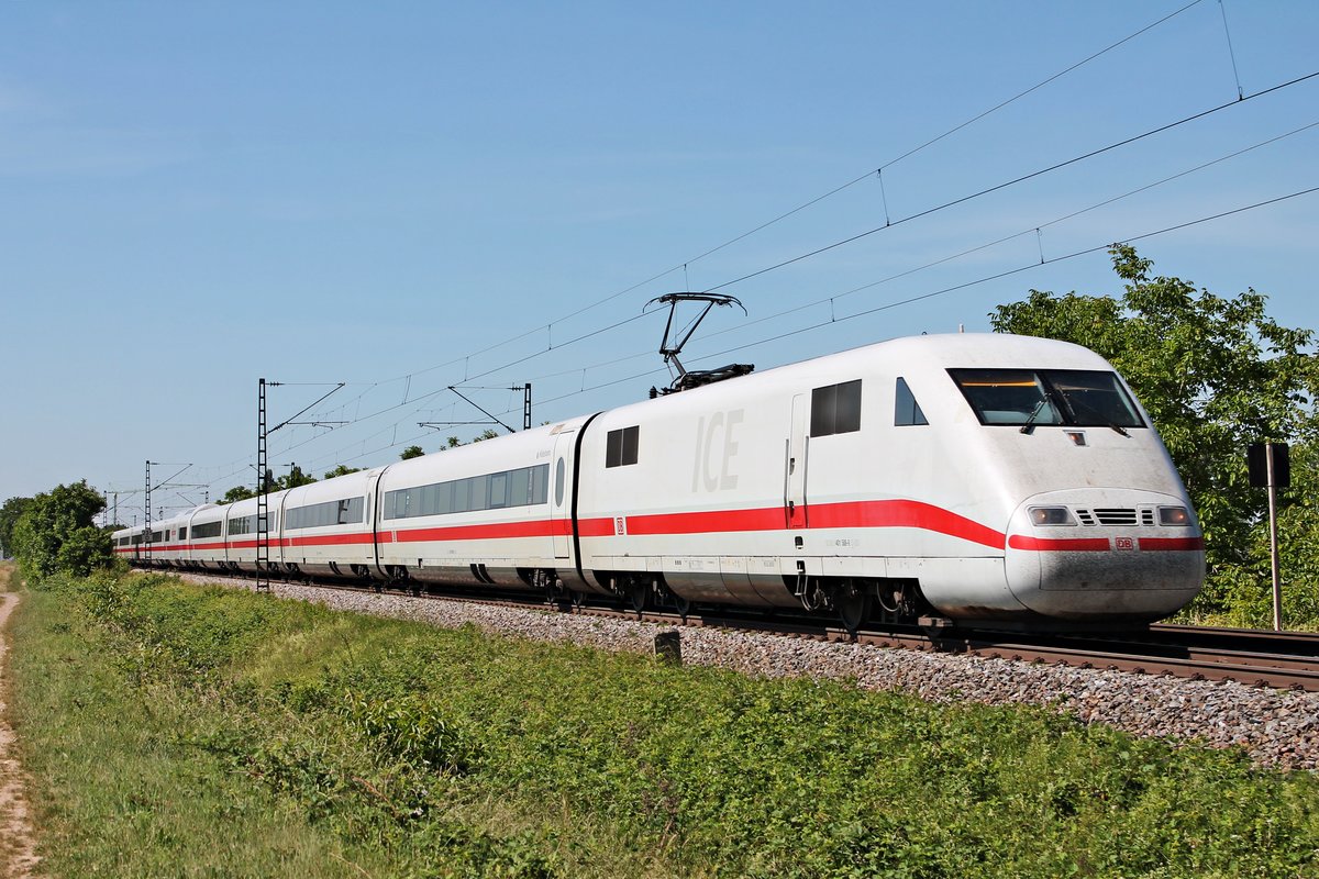 Am Morgen des 02.06.2020 fuhr 401 588-9  Hildesheim  als ICE 370 (Basel SBB - Berlin Ostabhnhof) nördlich von Müllheim (Baden) bei Hügelheim über die KBS 702 durchs Rheintal in Richtung Freiburg (Breisgau).