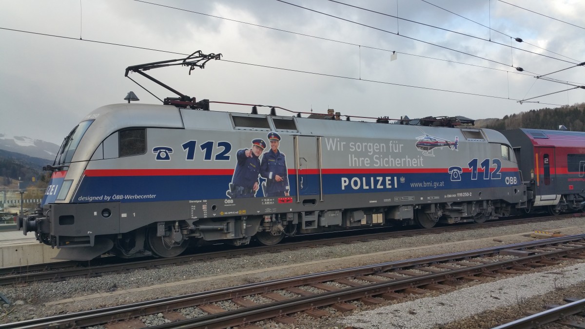 Am Morgen des 03. März 2015 steht die 1116 250  Polizei  mit einem Railjet auf Bahnsteig 1 des Brucker Hauptbahnhofes. Aufgrund der eingestürzten Straßenbrücke in Frohnleiten wenden die Fernverkehrszüge noch bis morgen in Bruck a. d. Mur.
