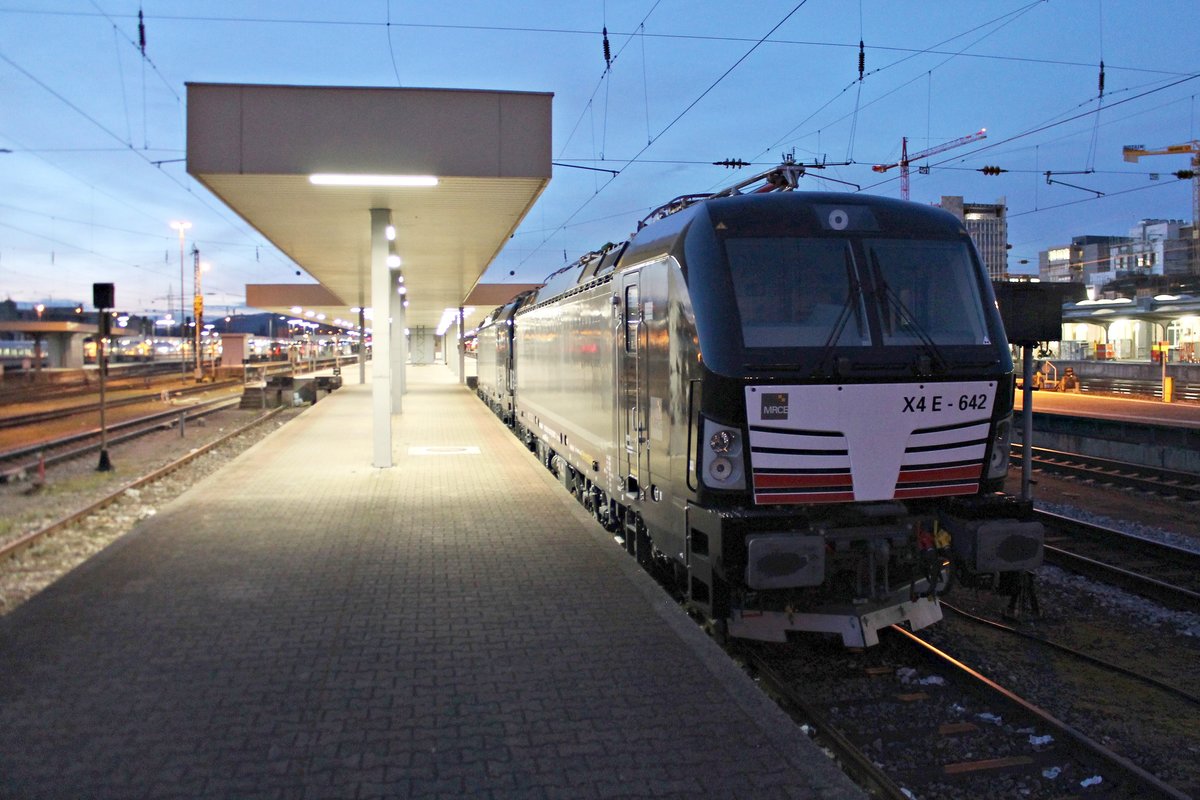 Am Morgen des 03.03.2017 stand MRCE X4 E-642 (193 642-6) zusammen mit MRCE X4 E-641 (193 641-8) abgestellt auf Gleis 96 im Badischen Bahnhof von Basel, nachdem sie in Chiasso zur Zulassung für Itlaien waren und nun auf die Überführung zurück nach München Allach warteten.