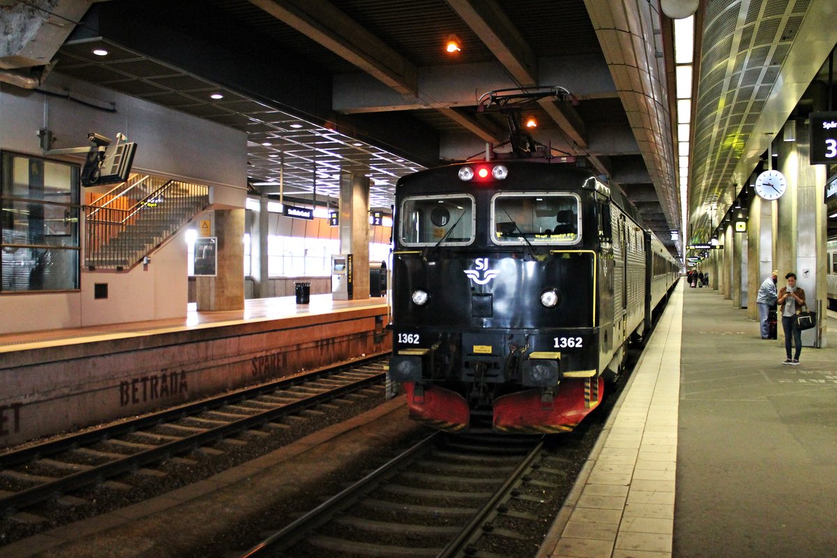 Am Morgen des 03.06.2015 stand SJ Rc6 1362 kurz nach der Ankunft mit Natttåget 93 (Narvik - Stockholm C) im Endbahnhof und wird in kürze den Wagenpark wegrangieren.