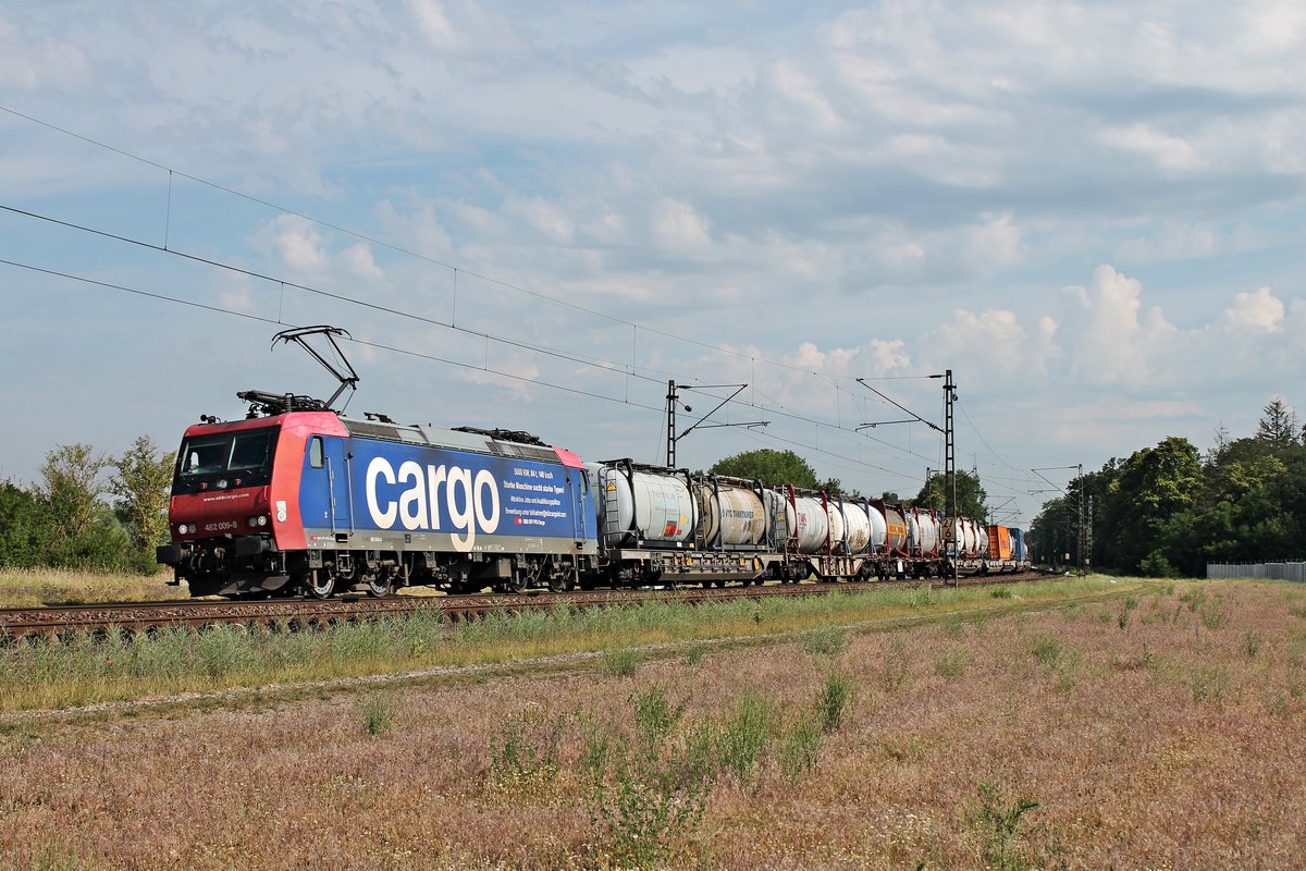 Am Morgen des 03.06.2020 fuhr Re 482 009-8  Starke Maschine sucht starken Typen!  mit einem Containerzug nach Italien von Neulußheim kommend über die Rheintalbahn in Richtung Waghäusel.