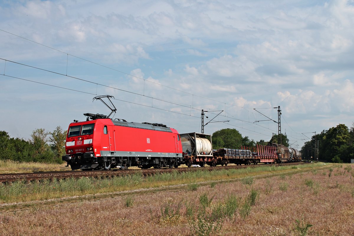 Am Morgen des 03.06.2020 fuhr 185 097-3 mit dem EZ 44625 (Mannheim Rbf - Basel SBB RB) nördlich von Waghäusel über die Rheintalbahn in Richtung Graben-Neudorf.