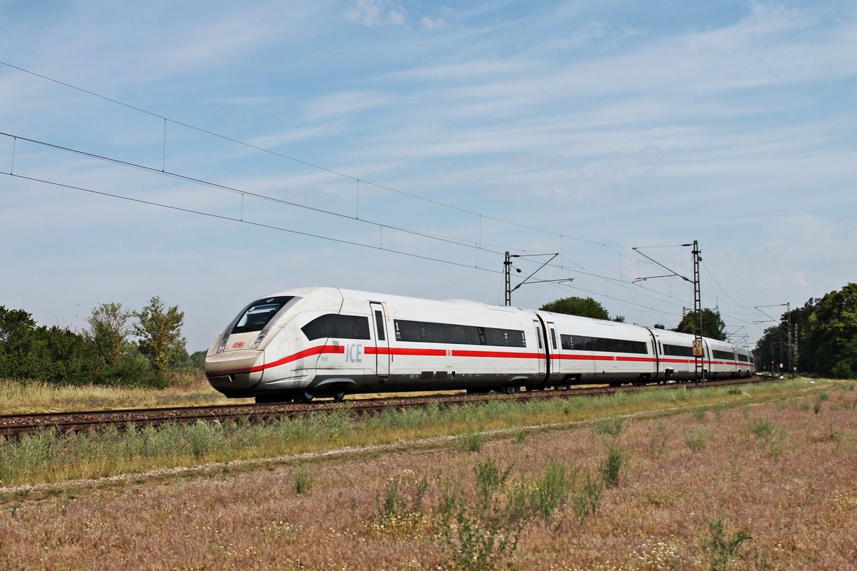 Am Morgen des 03.06.2020 fuhr 412 040 (9040/0812 040-5) als ICE 593 (Berlin Gesundbrunnen - München Hbf) zwischen Neulußheim und Waghäusel als Umleiter über die Rheintalbahn in Richtung Graben-Neudorf/Bruchsal.