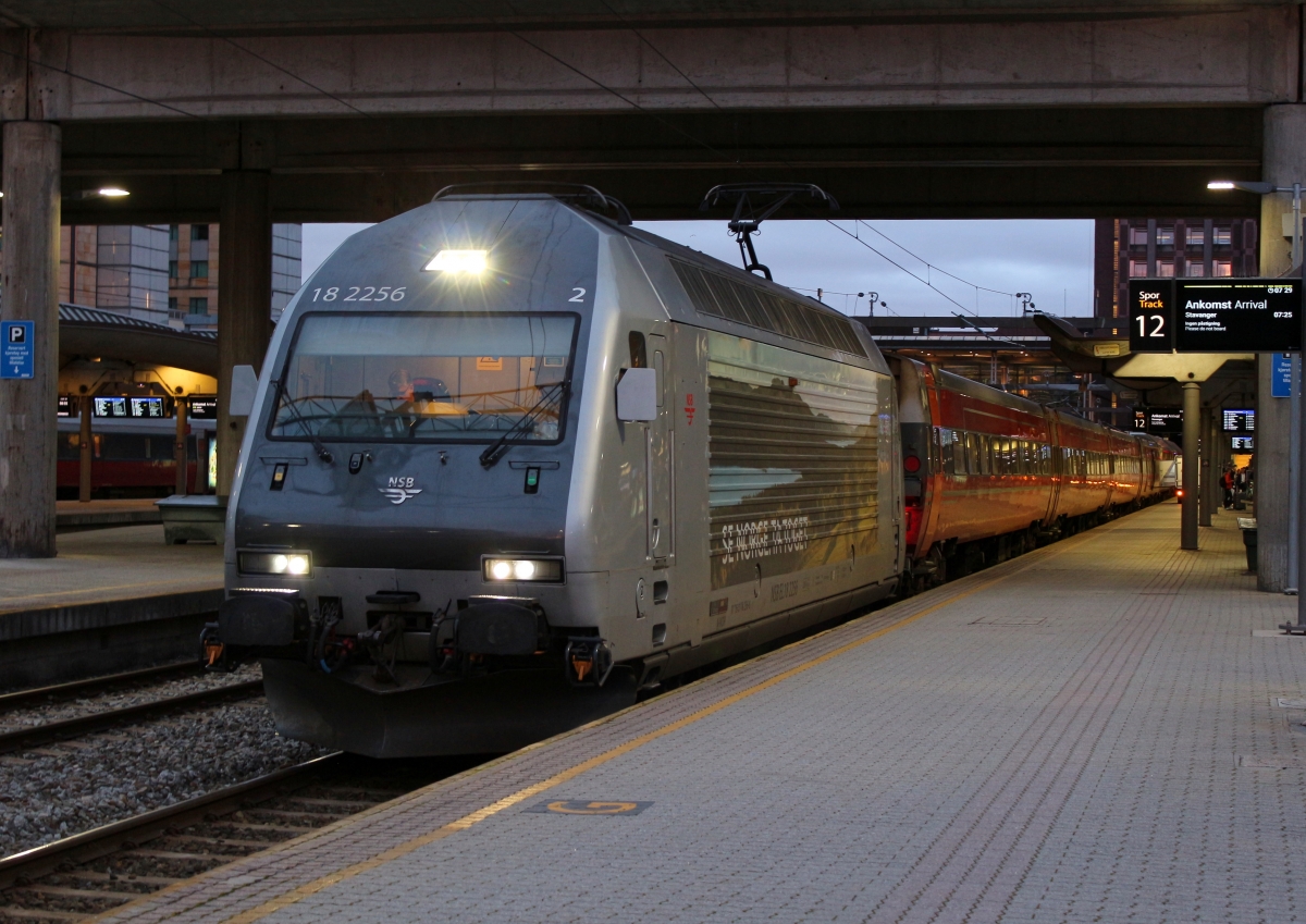 Am Morgen des 03.10.2019 steht 18 2256 im Bahnhof Oslo S. Über Nacht hat sie den Nachtzug aus Stavanger über die Sørlandsbanen in die Hauptstadt gebracht.