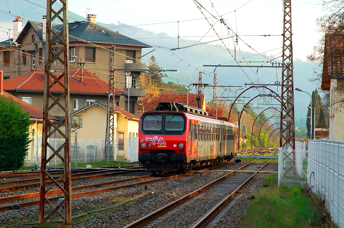Am Morgen des 04.04.2017 verläßt Z 7372 den Bahnhof Millau an der Ligne des Causses in Richtung Neussargues. Die Bogenmasten aus der Zeit der Elektrifizierung in den 1930er Jahren sind an dieser Strecke noch oft zu finden.