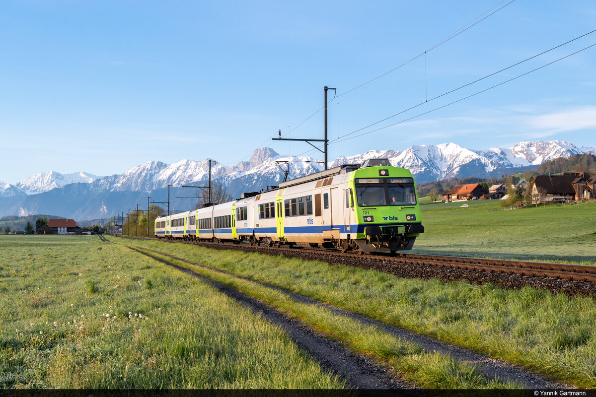 Am Morgen des 04.05.2021 ist BLS RBDe 565 721 unterwegs als S4 von Thun nach Langnau i.E. und konnte hier zwischen Thurnen und Kaufdorf bei Kirchenthurnen aufgenommen werden.