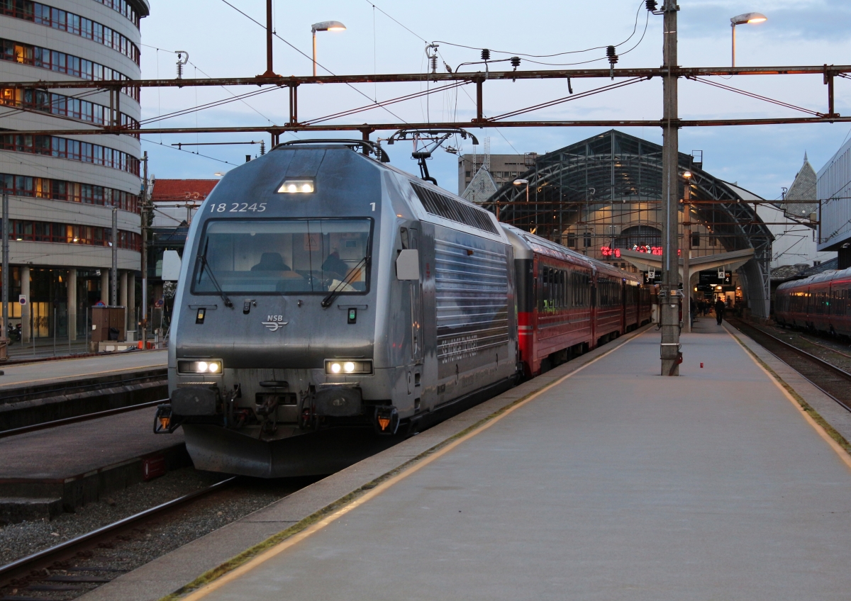 Am Morgen des 04.10.2019 wartet 18 2245 mit dem ersten Zug des Tages in Richtung Oslo im Bahnhof Bergen.