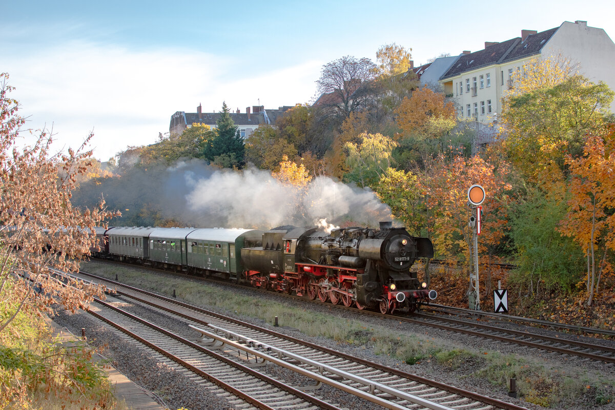 Am Morgen des 04.11.2023 durchfuhr die 52 8177 , die Ringbahn in Berlin für ihr Tagesprogramm, von den Eisenbahnfreunde Berlin e.V. , auch bekannt als Berlin macht Dampf.