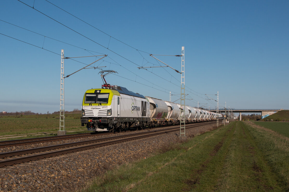 Am Morgen des 05.04.2023 war Captrain 248 033-3 mit einem Zug aus Silo- und Kesselwagen auf dem Weg in Richtung Halle. Fotografiert in Schönebeck-Felgeleben. 