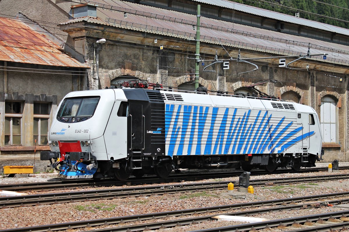 Am Morgen des 05.07.2018 rangierte RTC EU43-002 durch den Bahnhof von Brennero, um einen KLV zu übernomehmen. Zuvor wurde der KLV von 193 772  Viola  und der MRCE/LM ES 64 F4-030 (189 930-1) an die Grenze gebracht. Während der Vectron den Zug wieder verlassen hatte, wurde die 189er als Wagenlok mit nach Verona Q. E. genommen.