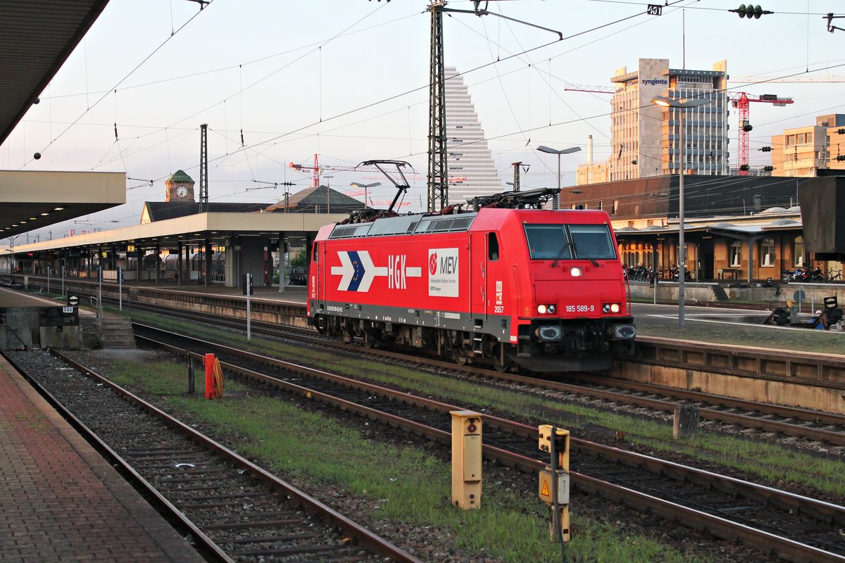 Am Morgen des 05.08.2015 musste die 185 589-9  MEV  einen kurzen Halt am Bahnsteig in Basel Bad Bf machen, um kurze Zeit darauf weiter in Richtung Basel Bad Rbf/Weil am Rhein zu fahren. Zuvor brachte sie einen Kesselzug in den Rangierbahnhof Muttenz.