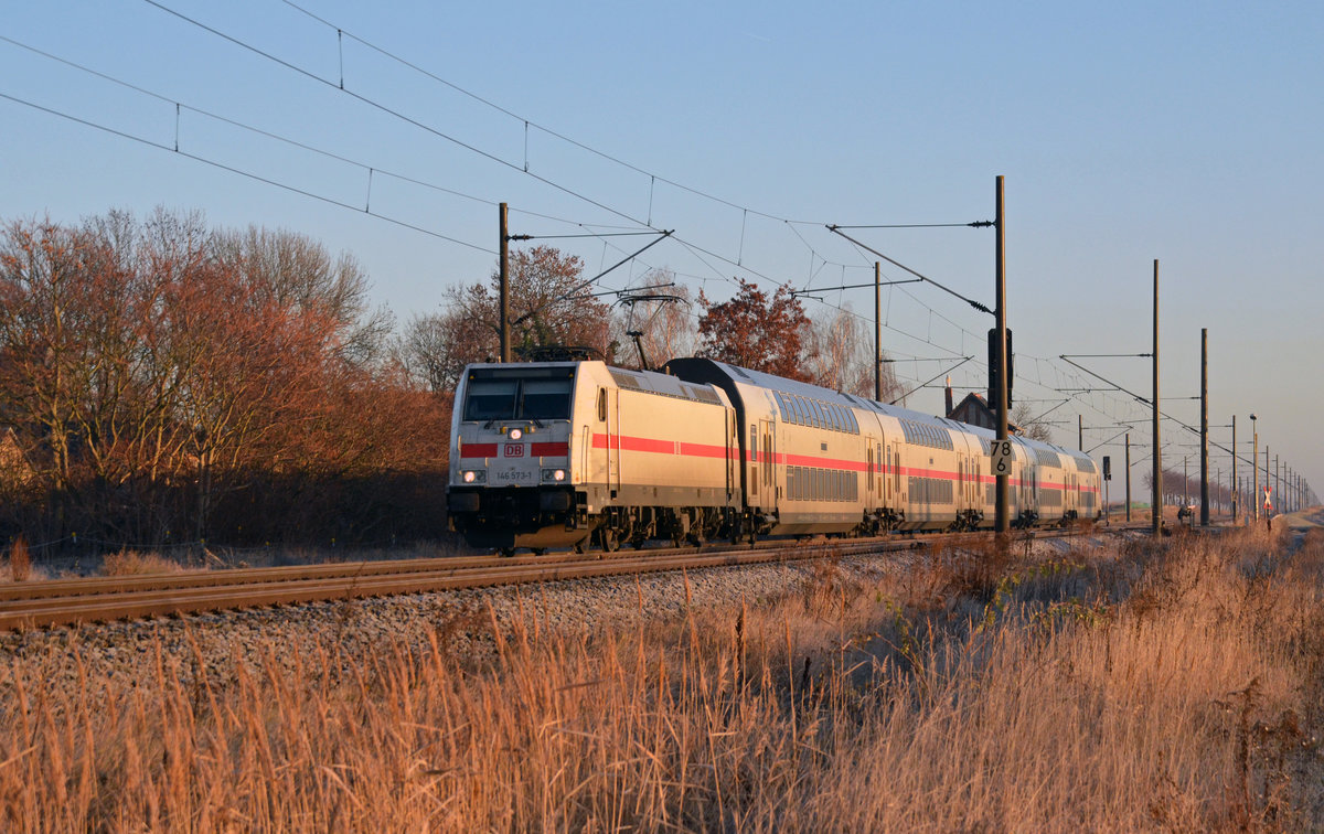 Am Morgen des 05.12.18 beförderte 146 573 ihren IC 2447 durch Braschwitz Richtung Halle(S).