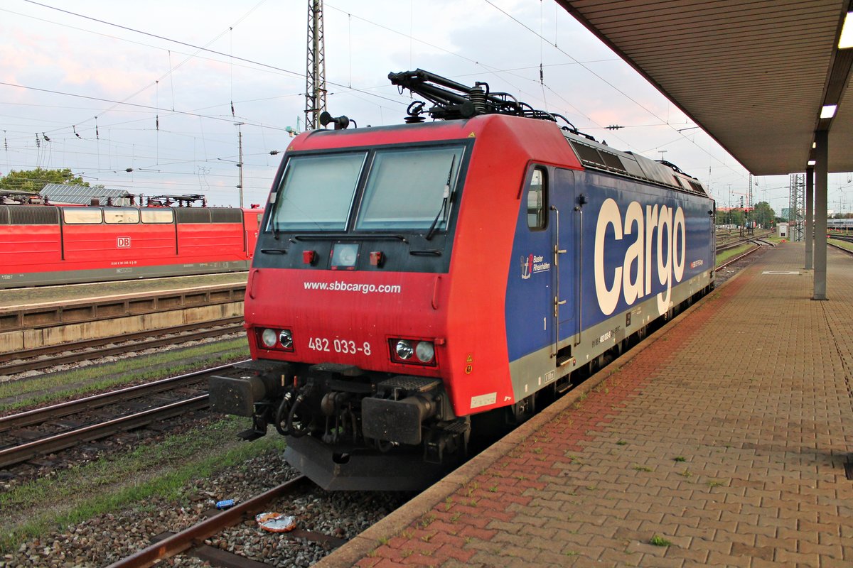 Am Morgen des 06.08.2015 stand SBB Cargo/HSL Re 482 033-8  Basler Rheinhäfen  abgestellt auf Gleis 96 in Basel Bad Bf. Am Vormittag des selben tages machte sie sich dann weiter auf dem Weg zum Depot Bellinzona.