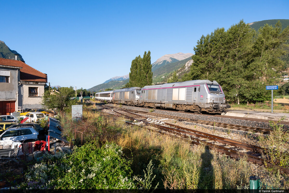 Am Morgen des 06.08.2022 sind SNCF BB 75320 und BB 75323 unterwegs mit dem Intercités de nuit 5789 von Paris Austerlitz nach Briançon und konnten hier bei Montdauphin Guillestre, Frankreich aufgenommen werden