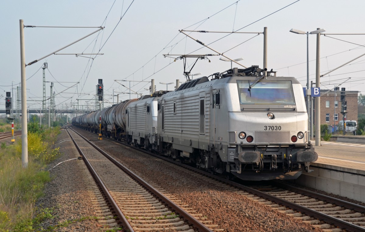Am Morgen des 06.09.14 schleppte 37030 neben ihrer Schwester 37031 noch einen Kesselwagenzug durch Bitterfeld Richtung Halle/Leipzig.