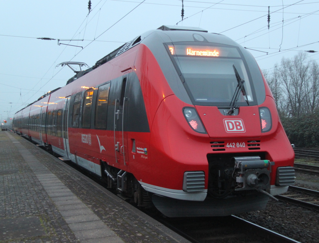 Am Morgen des 06.12.2014 kam es auf der S1 zwischen Rostock Hbf und Warnem�nde zu einer kleinen St�rung im S-Bahnverkehr gegen 08:22 Uhr stand 442 840-5 im Bahnhof Rostock-Bramow. 